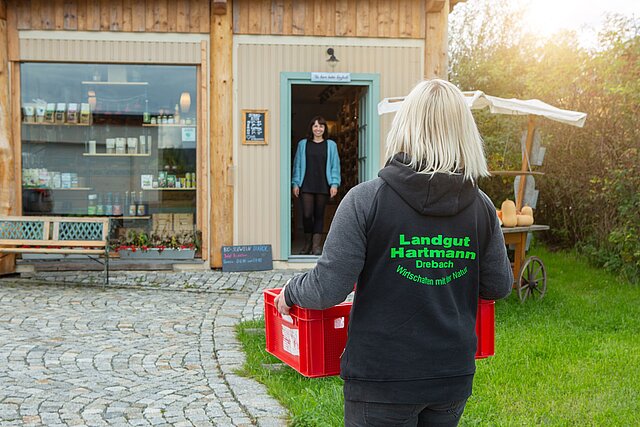 Anne vom Landgut Hartmann liefert ihre Bio-Lebensmittel an die regionale Händlerin „Frassgusch“ in Drebach. / © Erik Wagler