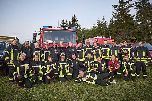 Doreen Ludwig mit den Kameradinnen und Kameraden der Freiwilligen Feuerwehr Großrückerswalde. / © Dirk Dießel